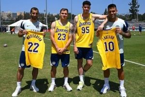 ⚽🤝🏀劳塔罗、巴雷拉、巴斯托尼、姆希塔良获赠湖人球衣